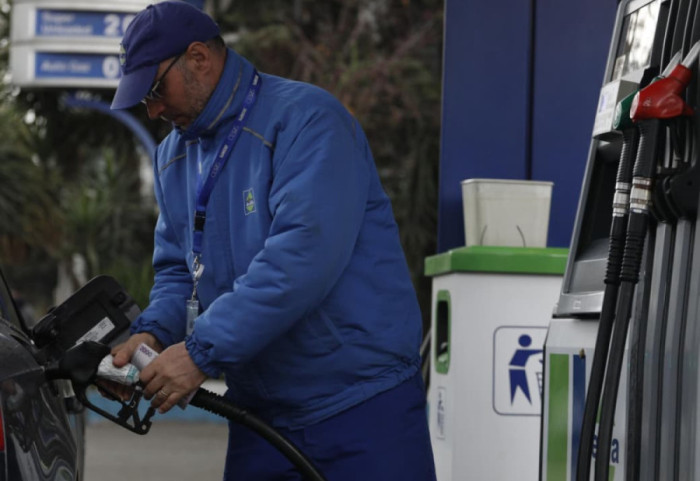 Çmimi i lart i karburanteve në vend, shqiptarët shpenzojnë 1 milion euro në ditë në shtetet fqinje