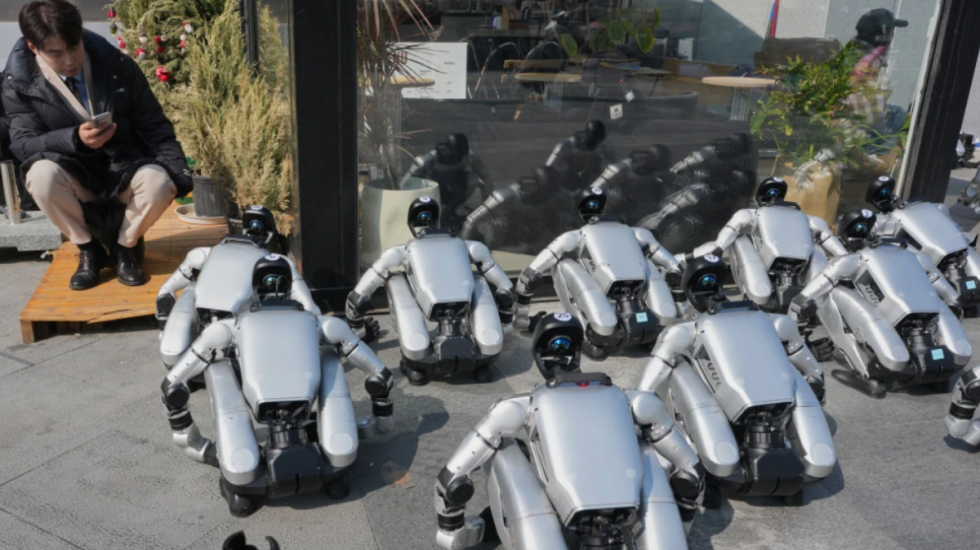 Harrojini dronët, vijnë robotët me katër këmbë