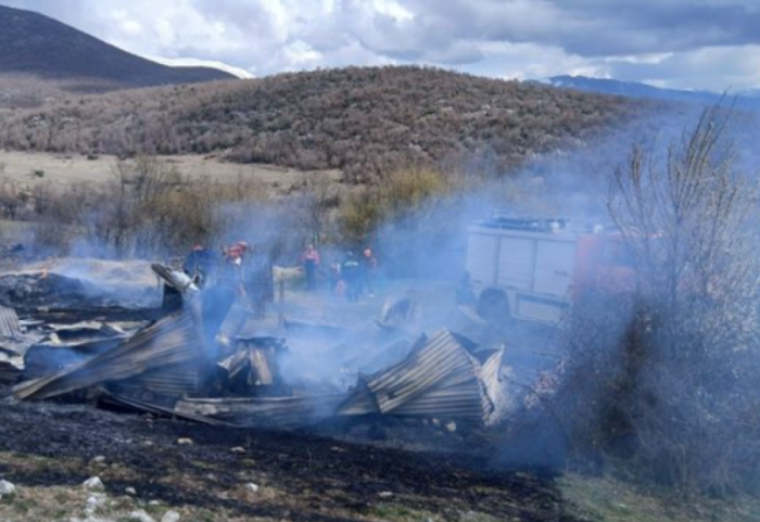 Shkrumbohet stalla e bagëtive në Kolonjë, dëme kolosale