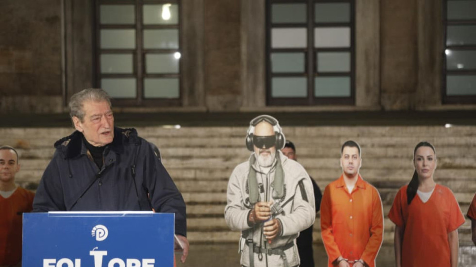 “Dje zgjodhëm zemërimin”, Berisha sërish para Kryeministrisë brenda 24 orësh: Na mohohet fjala në Kuvend