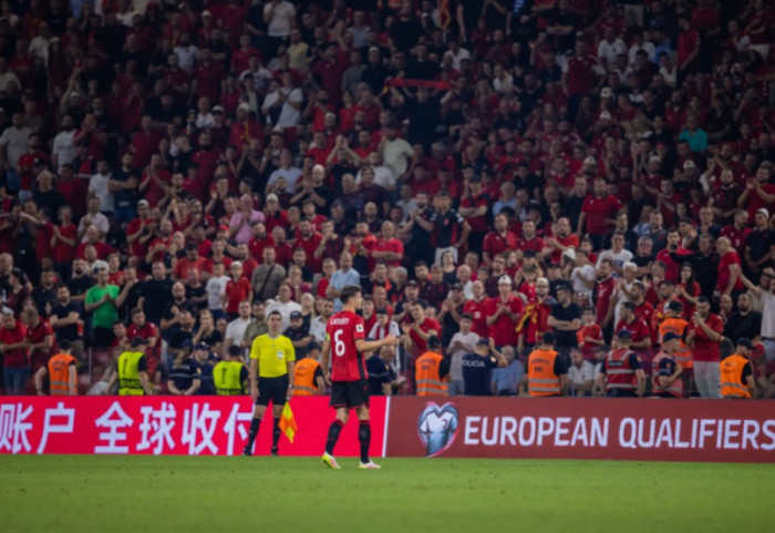 “Mos mbani flamurin shqiptar jashtë stadiumit”, Federata Polake thirrje tifozëve kuqezi