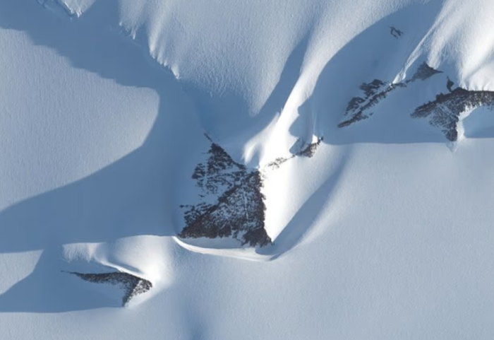 Strukturat misterioze në mes të akullit që i ngjajnë piramidave të Egjiptit