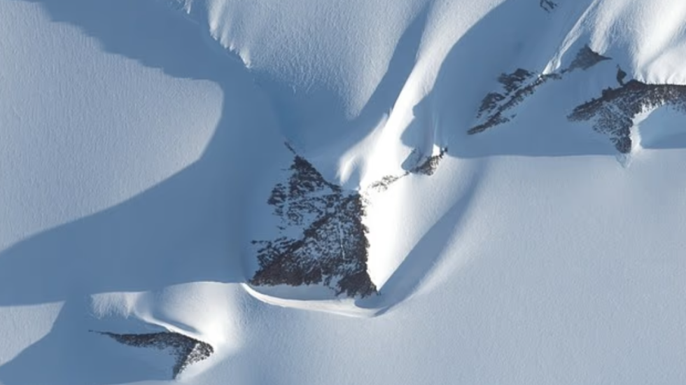 Strukturat misterioze në mes të akullit që i ngjajnë piramidave të Egjiptit