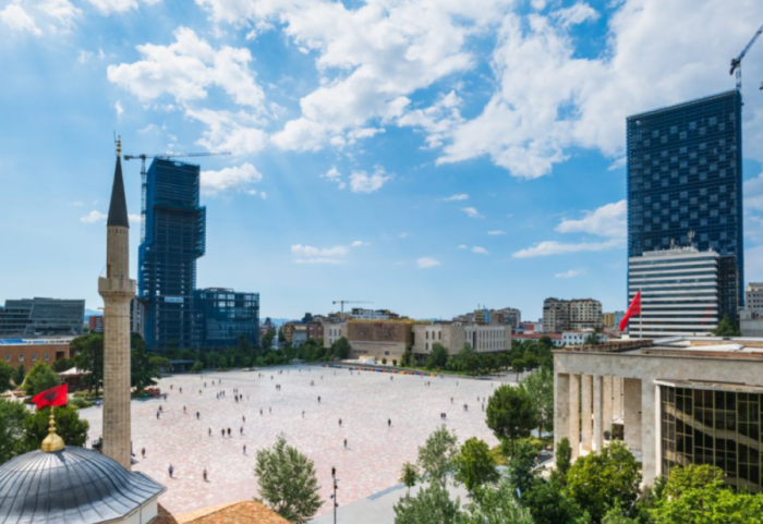 Parashikimi i motit, e enjtja me vranësira dhe diell