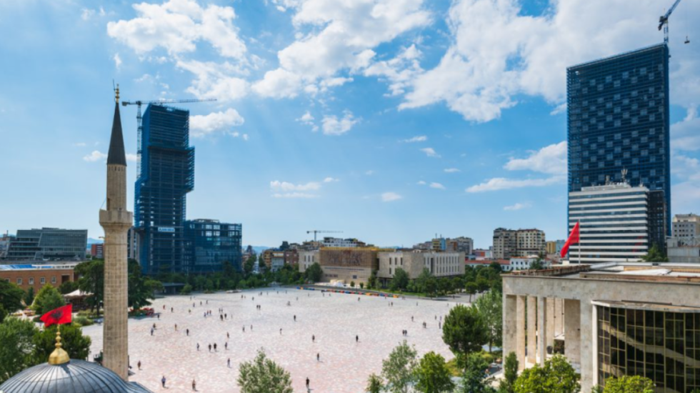 Parashikimi i motit, e enjtja me vranësira dhe diell