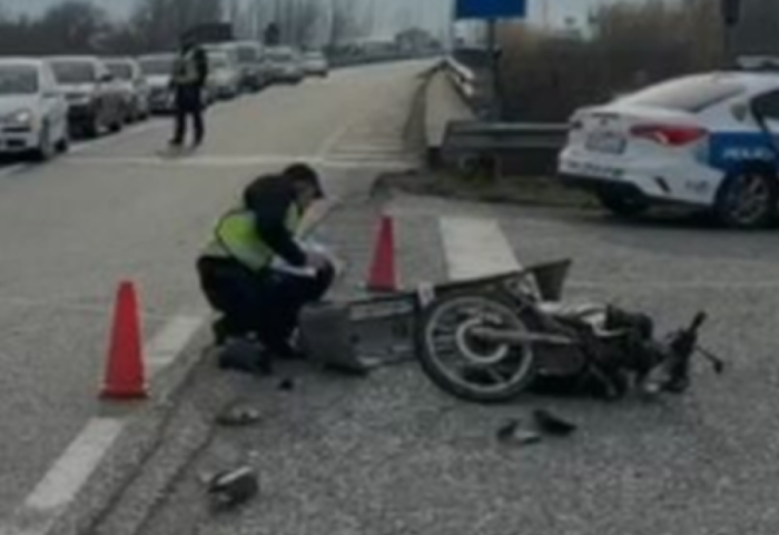 Aksident në Lezhë-Shkodër, përplaset makina me motorin