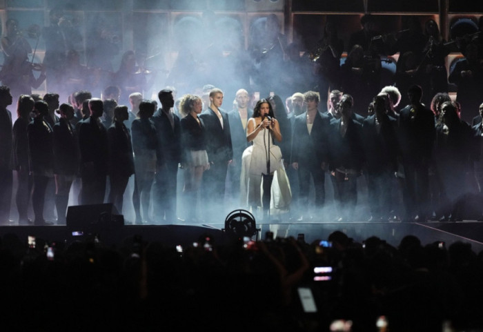 “Ndihem keq”, Rosalia ndërpret në mes koncertin në Milano, u helmua me ushqim