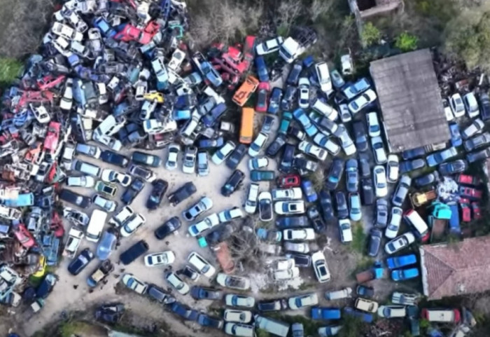 "Varrezat e ndryshkut", Rama pubikon pamje të pastrimit të hapësirave nga makinat e vjetra