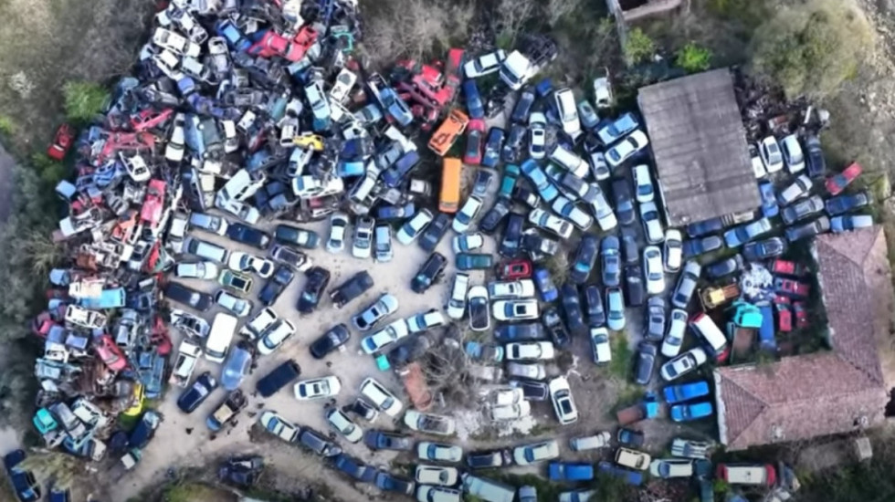 "Varrezat e ndryshkut", Rama pubikon pamje të pastrimit të hapësirave nga makinat e vjetra