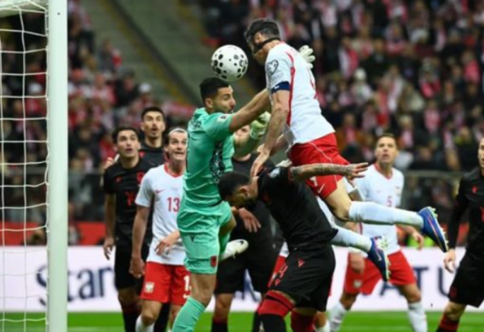 Shuhet ëndrra Botëror, Shqipëria mëkaton në Varshavë