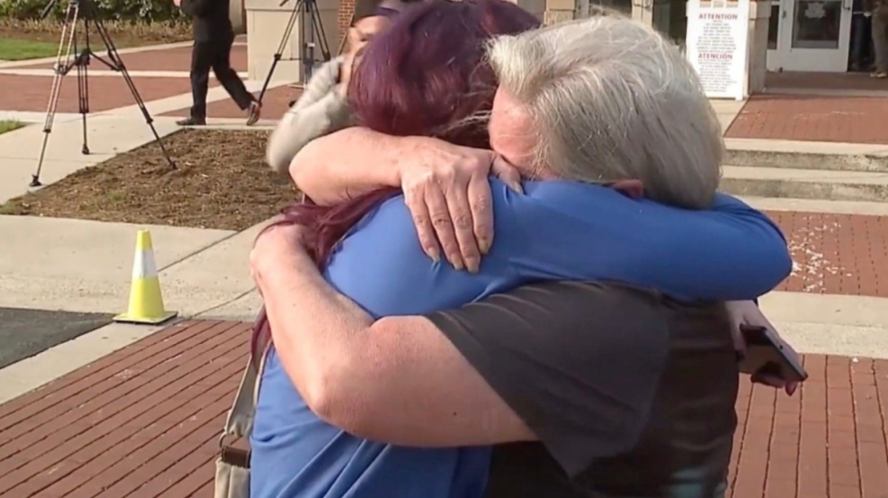 VIDEO/ E zhdukur prej 24-vjetësh, momenti kur vajza gjen nënën e saj