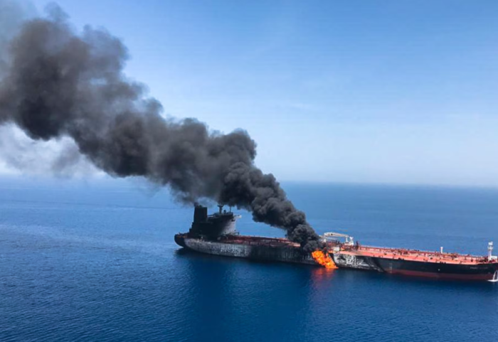 Irani kërcënon të mbyllë ngushticën e dytë pas Hormuzit, nafta rrezikon të rritet më tej