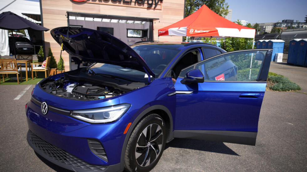 Volkswagen tërheq nga tregu më shumë se 100 mijë makina elektrike