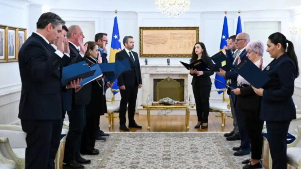 Merr formë KQZ e re në Kosovë, anëtarët betohen para Vjosa Osmanit