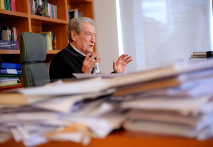 Ngujim në Parlament apo çadra? Ja si përgjigjet Sali Berisha