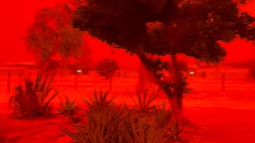 Si filmat me fundit e botës, qielli në Australi “merr flakë”