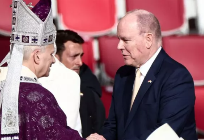 Papa shkon në vendin e miliarderëve: Ndani pasuritë