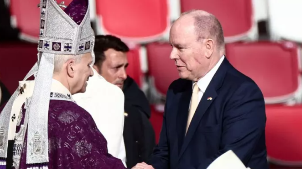 Papa shkon në vendin e miliarderëve: Ndani pasuritë