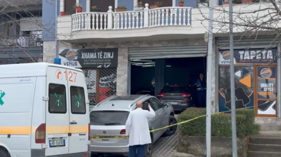 Rrahën pronarin e servisit se nuk u pëlqeu ngjyra e makinës, tre të arrestuar në Korçë