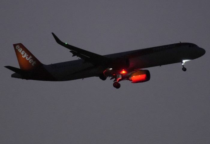 Frikë në ajër, turbulencat godasin avionin, plagoset stjuardesa