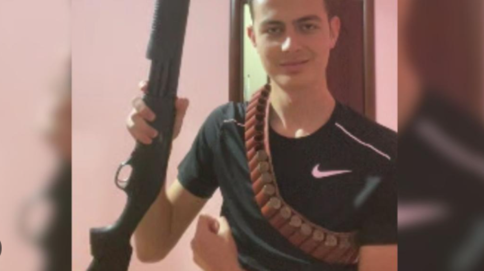 Bleu armë në SHBA për ta shitur në Angli, dënohet me burg 19-vjeçari shqiptar