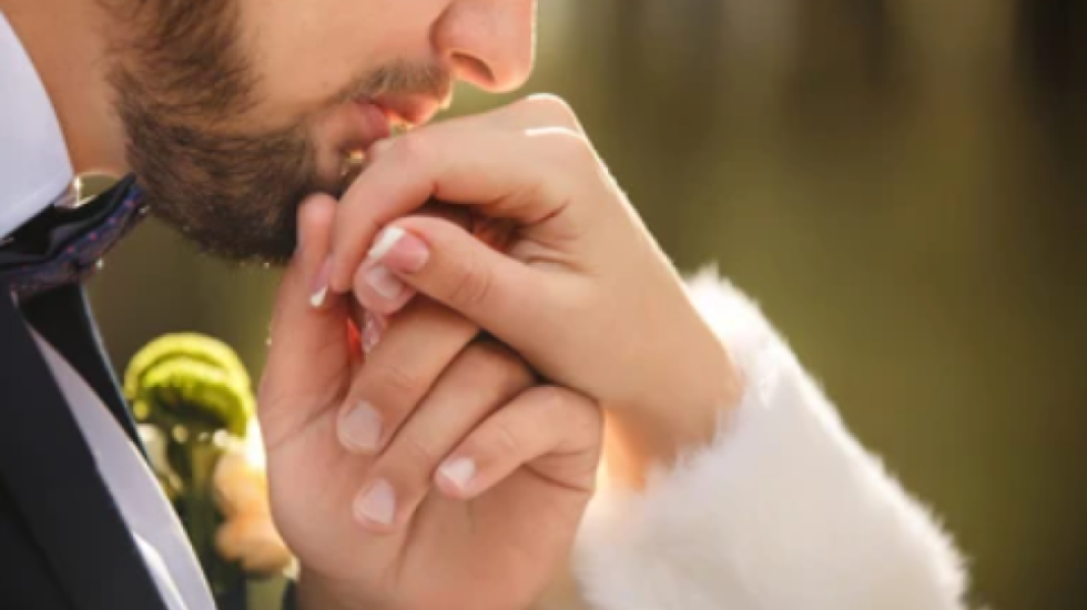 Spanja vendos: Puthja e dorës pa pëlqim përbën sulm seksual