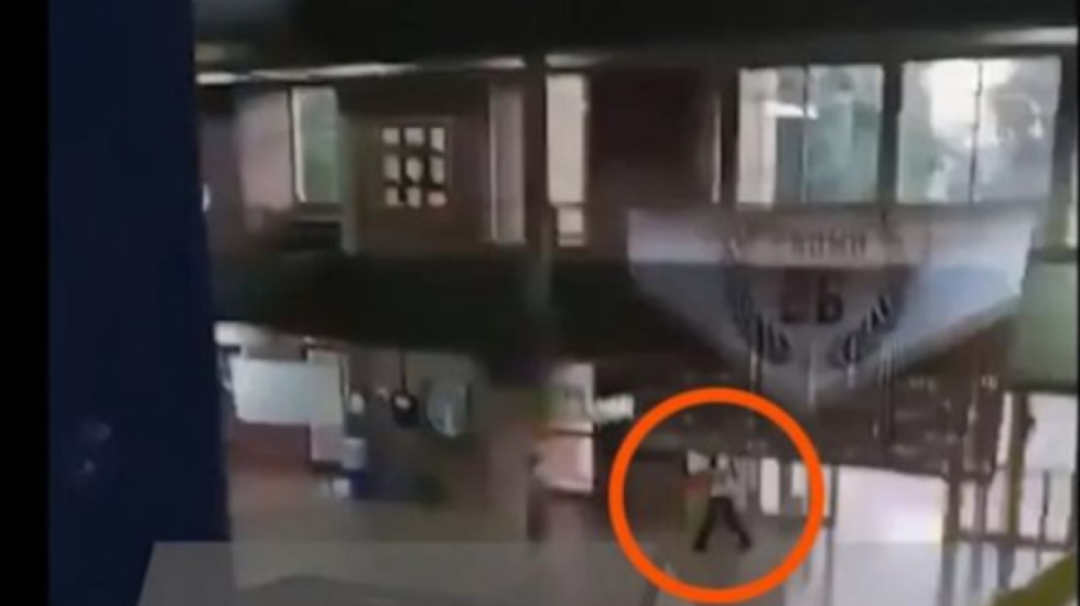 I mituri hyn me shotgun në shkollë, vret një nxënës dhe plagos 8 të tjerë