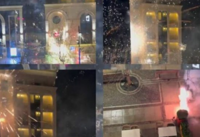 Futbollistët e Turqisë kalojnë një natë pa gjumë, tifozët e Kosovës “presion” me fishekzjarrë