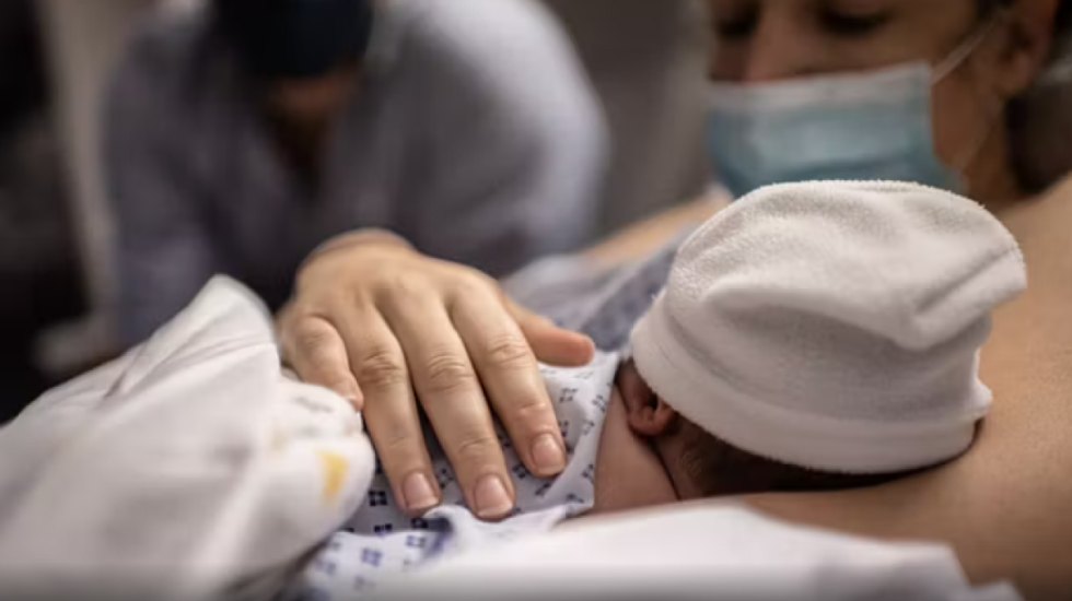 Kreu marrëdhënie me binjakët identikë, tani kërkon kush është babai i foshnjës së saj