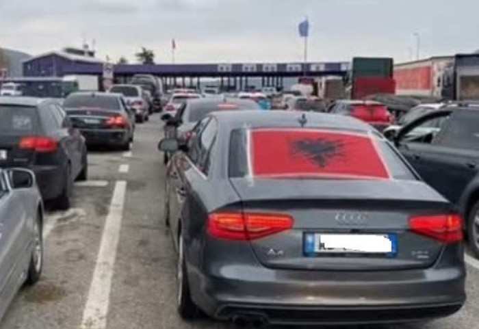 Tifozët shqiptarë në mbështeteje të Dardanëve, fluks makinash në Morinë