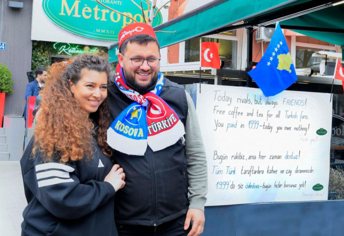 FOTOLAJM- "Kafe dhe çaj falas për tifozët turq"