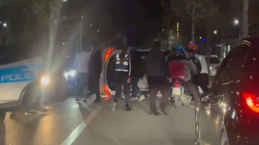 Të miturit shkaktojnë kaos në Vlorë, përplasin 3 makina policie, plagosen 2 efektivë