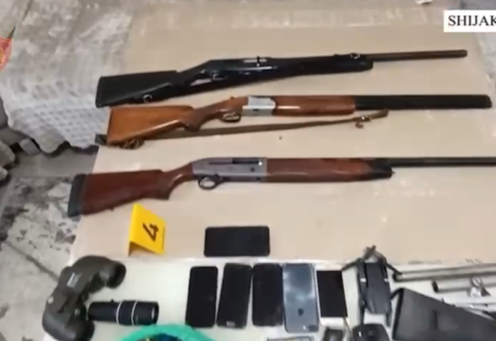 Pistoleta, armë gjahu, dronë e kokainë, kapet 59-vjeçari në Shijak
