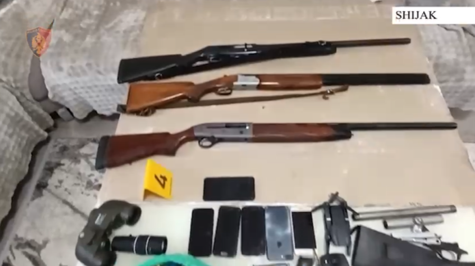 Pistoleta, armë gjahu, dronë e kokainë, kapet 59-vjeçari në Shijak