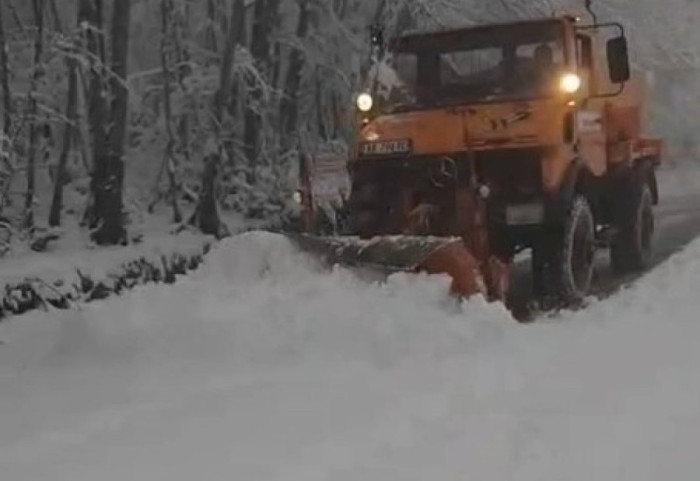 Pranverë e acartë në Korçë, prilli nis me dëborë