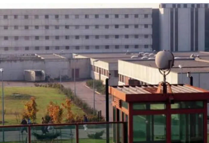 Do fuste para e celularë në burgun e Milanos, kapet infermieri shqiptar