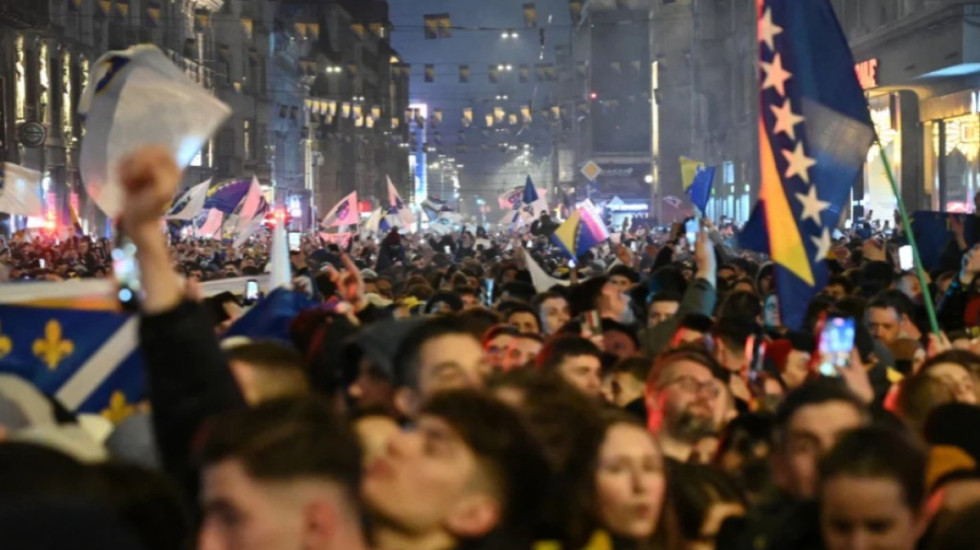 Tym, flakë dhe një det njerëzish në Sarajevë, festë e çmendur e boshnjakëve pasi lanë në shtëpi Italinë