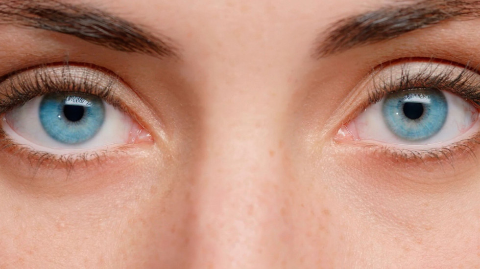 Çfarë i dallon njerëzit me sy blu nga të tjerët?