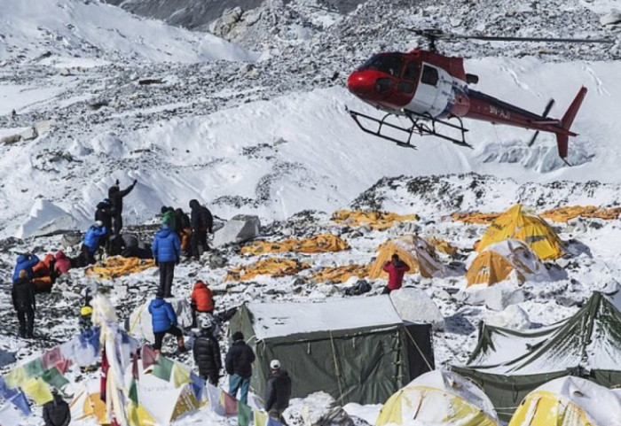 Mashtrim 17 milionë euro në Everest! Guidat 'helmojnë' turistët për t'i shpëtuar me helikopter