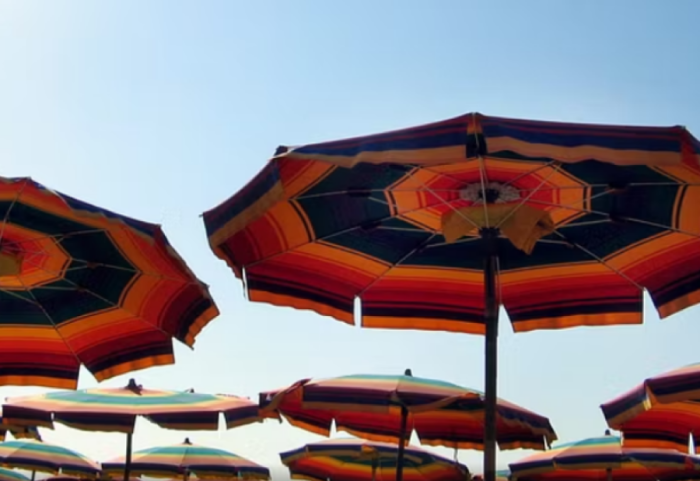 Me një mesazh në WhatsApp, çiftit të moshuar i hiqet çadra në plazh pas 46 vitesh