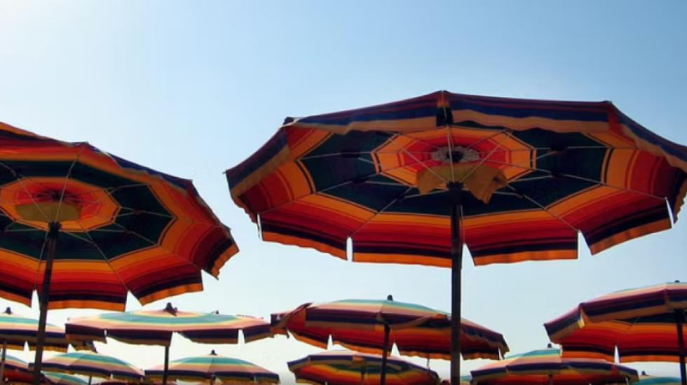 Me një mesazh në WhatsApp, çiftit të moshuar i hiqet çadra në plazh pas 46 vitesh