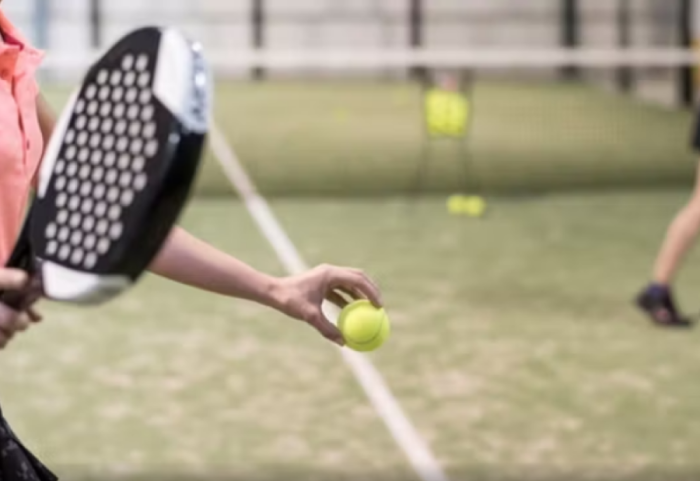 E pushuan nga puna se luante padel ndërsa ishte me raport mjekësor, kompania detyrohet ta dëmshpërblejë me 18 paga