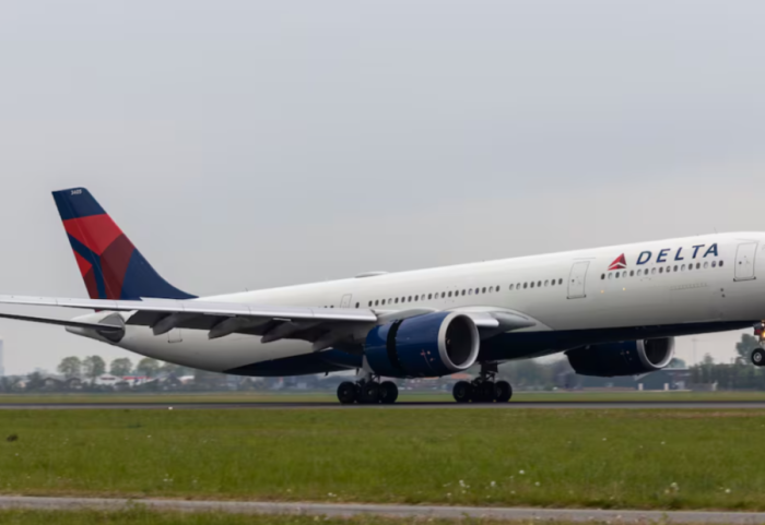 Flakë në motorin e avionit me 288 pasagjerë në bord pak sekonda pas ngritjes nga pista