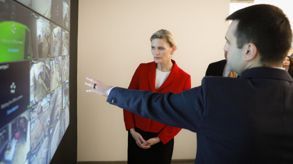 Një ditë pas paralajmërimit, VanHorn në Rinas inspekton pajisjet e kontrollit