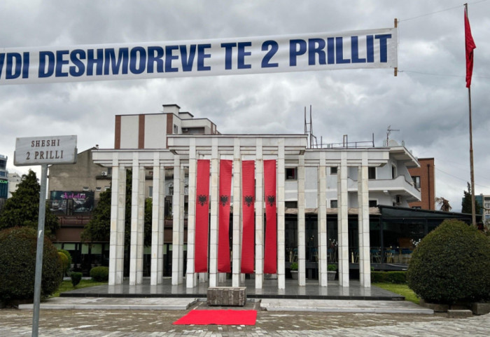 Demokratët hoqën kurorat e vendosura nga bashkia, Benet Beci: Jeni pasardhës të komunizmit