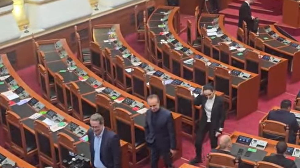 Opozita braktis seancën para votimit, Bardhi: Balla s’ka guxim të merret me burrat, u kërcënuan deputetet