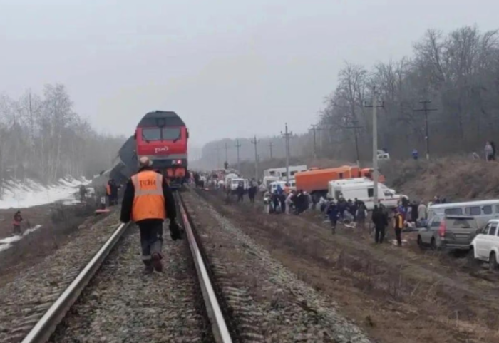 Aksident hekurudhor në Rusi, treni me 400 pasagjerë del nga shinat