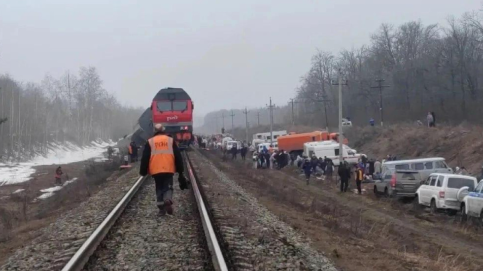 Aksident hekurudhor në Rusi, treni me 400 pasagjerë del nga shinat
