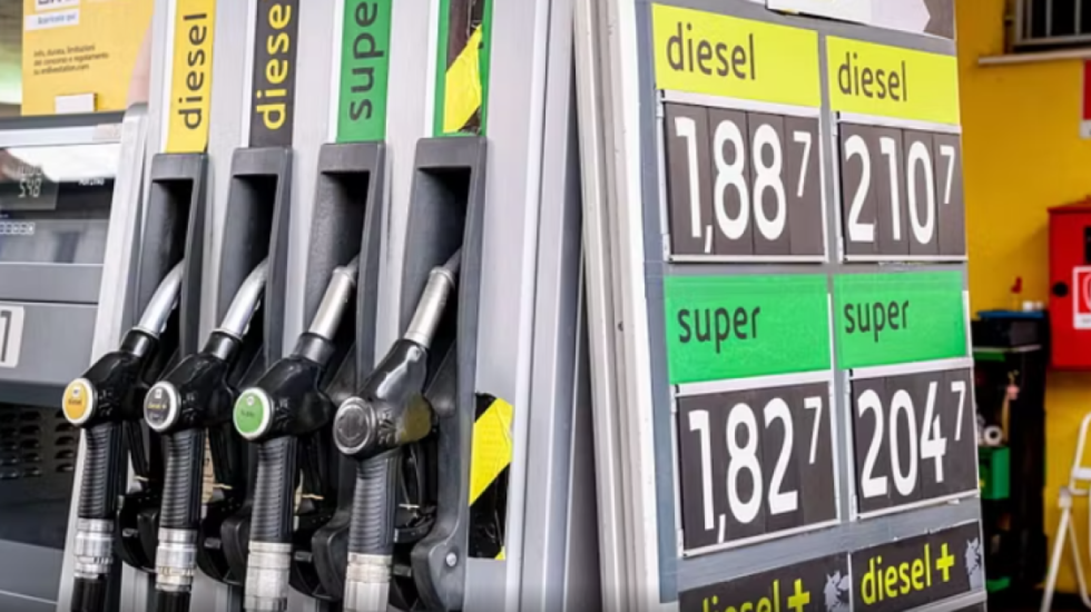 Kriza e çmimeve të karburanteve, Italia lë në fuqi uljen e akcizës