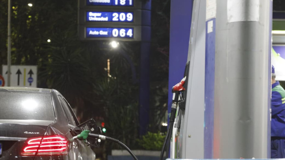 Momenti kur nafta shkon në 224 lekë për litër, rritja e çmimit nuk i “tremb” shqiptarët